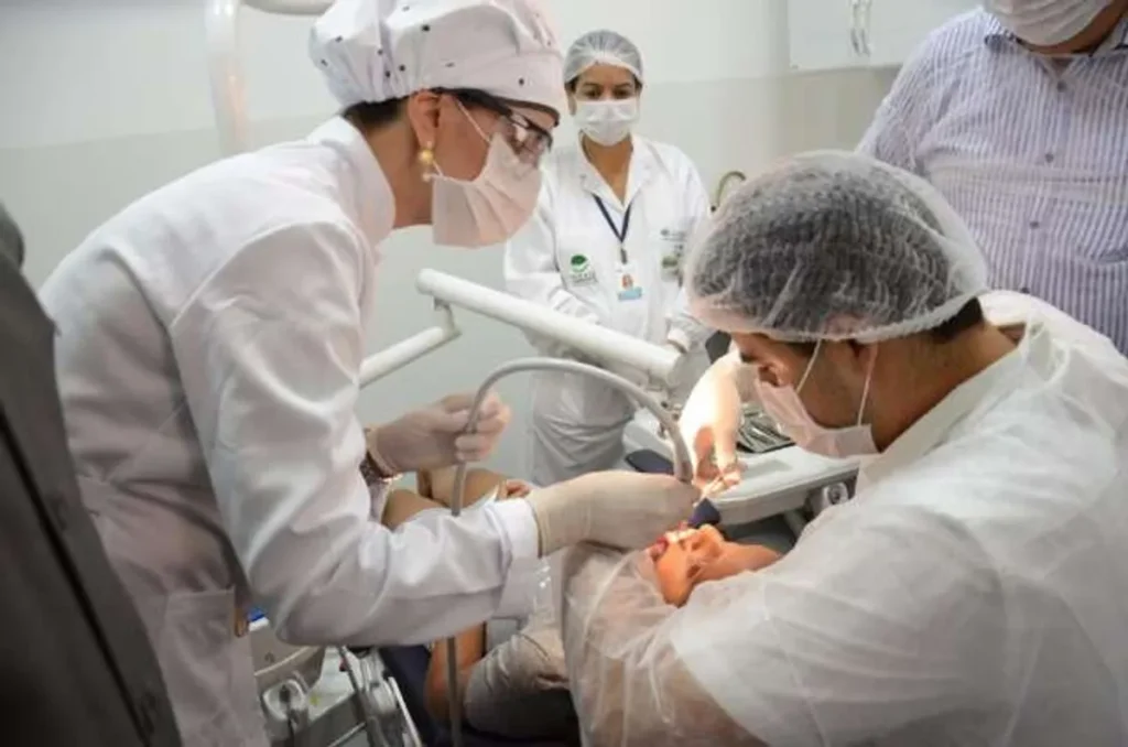 Dentista do SUS atendendo paciente em Unidade Básica de Saúde.