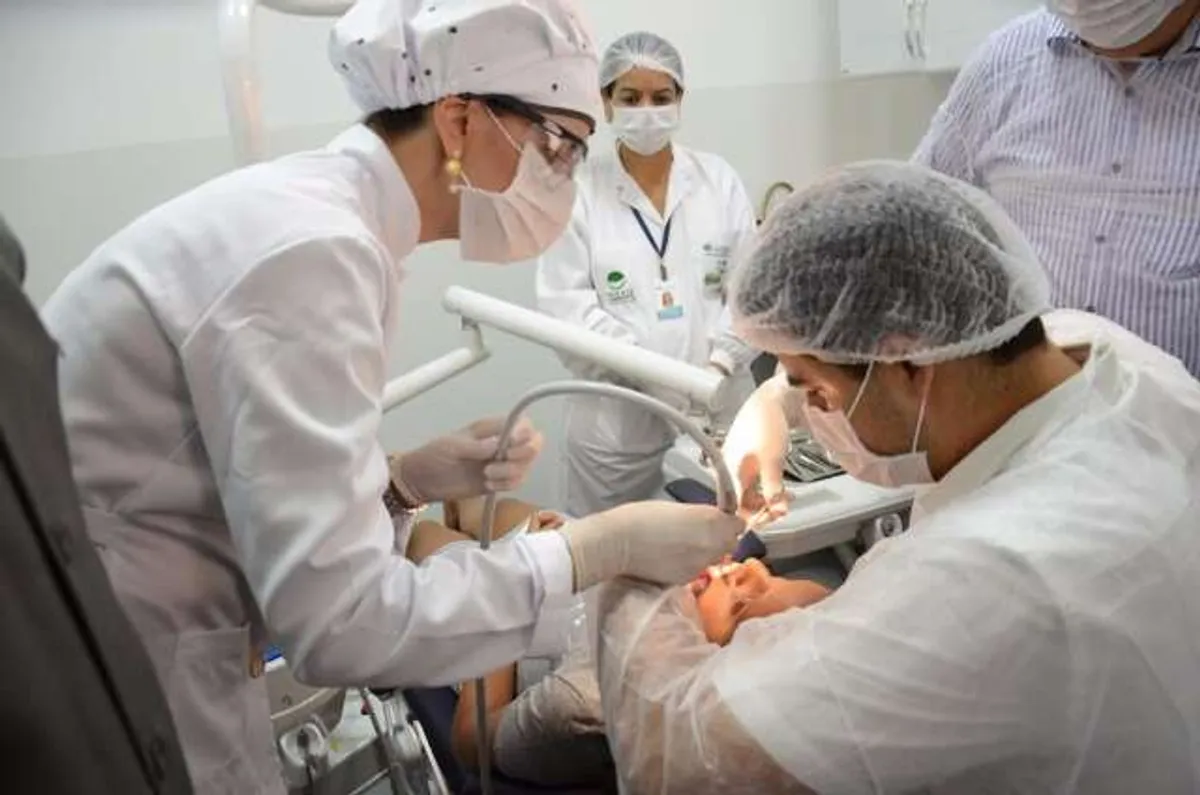 Dentista do SUS atendendo paciente em Unidade Básica de Saúde.